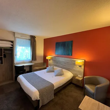 Brit Hotel Saumur Отель Distre