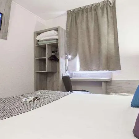Brit Hotel Saumur 3* Distre