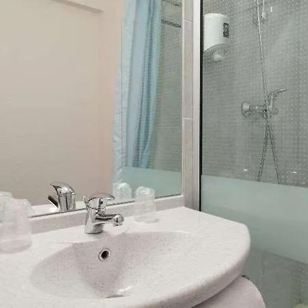 Brit Hotel Saumur Отель 3*