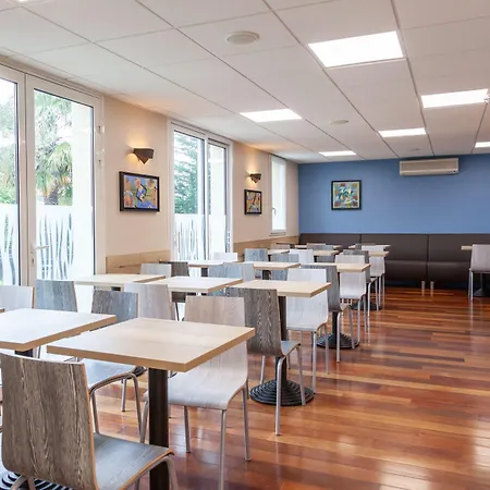 Отель Brit Hotel Saumur