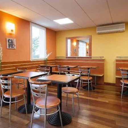 Brit Hotel Saumur Отель 3*